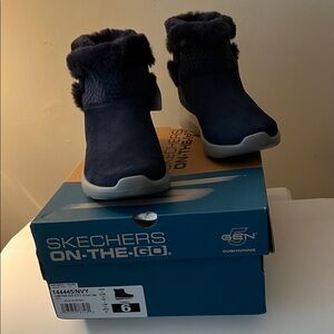 Skechers On the Go Woman’s Dark Blue Fur-Lined Boots size 6
Brand New in box